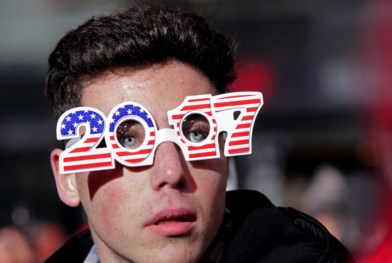 Un visitante en Times Square, en Nueva York, donde cerca de un millón de personas se juntan para ver cómo la caída de la bola anuncia la entrada de 2017.