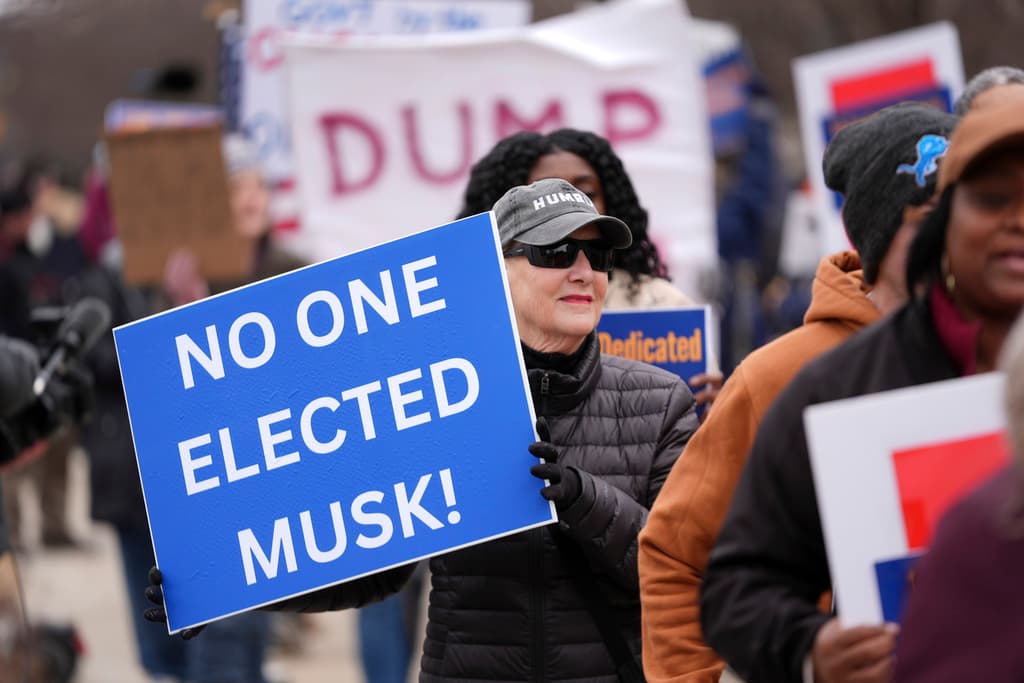 Gobierno de Trump planea recortar 80,000 puestos de trabajo en el Departamento de Asuntos de Veteranos