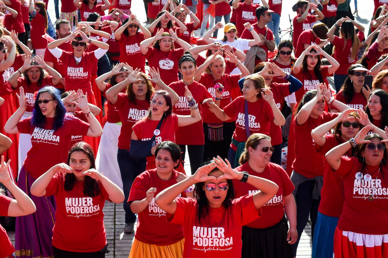 Cientos de mujeres se presentan durante la cuarta edición del festival 'Ni siquiera con el pétalo de una rosa' como parte de la conmemoración del Día Internacional para la Eliminación de la Violencia contra la Mujer, en Bogotá.