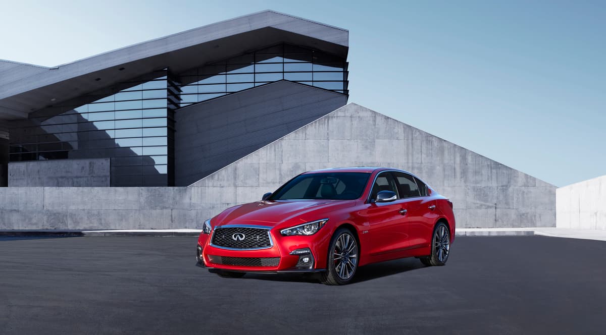 <b>Infiniti Q50</b>
<br>El sedán más vendido de Infiniti tuvo su renovación este año enfocada, además del diseño, a la entrega de más calidad, mejores materiales y tecnología. Ahora se puede encontrar la opción de motor biturbo de gasolina V6 de 3.0 litros y 405 caballos de fuerza, además de la opción cuatro cilindros turbocargada de 2.0 litros.
<br>
