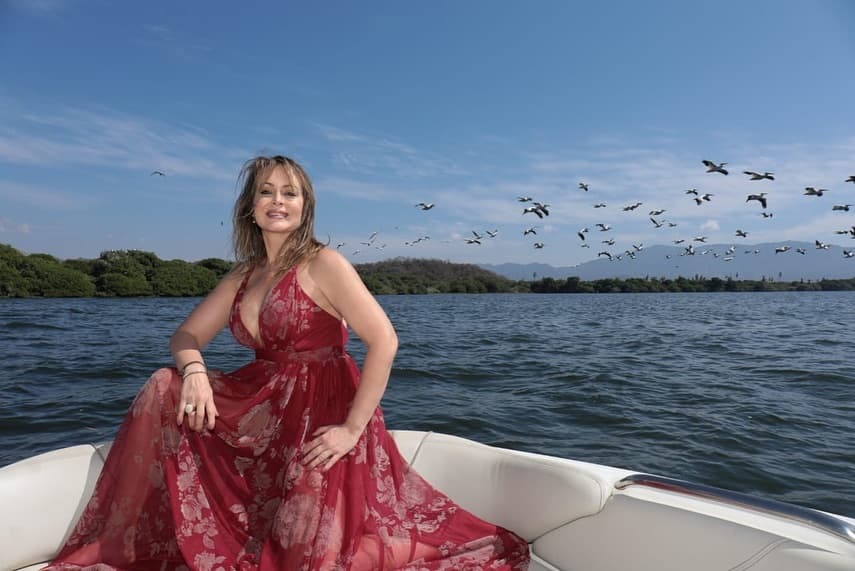 En 2011, la actriz volvió a estar envuelta en la polémica cuando la revista TVNotas dio a conocer su relación con el empresario Carlos Duanne Thomas, que era un hombre casado con la modelo brasileña Cary Nespolo.