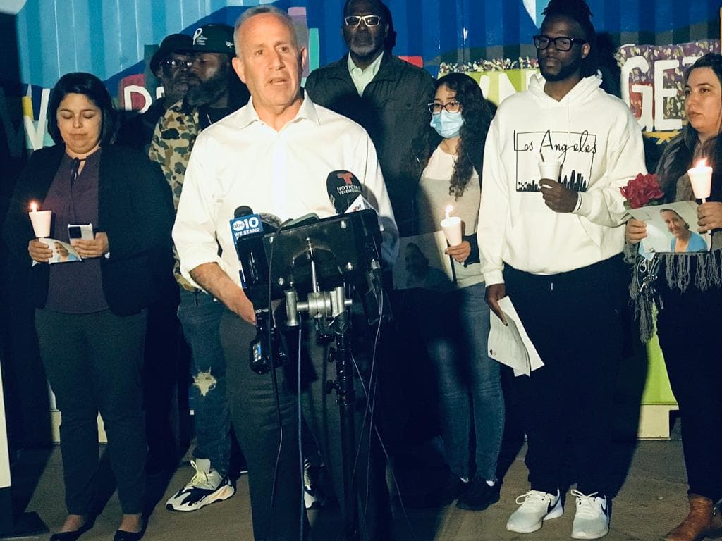 El alcalde de Sacramento, Darrell Steinberg, también acudió a la vigilia y reiteró su decisión de aumentar la inversión en los más jóvenes de la comunidad.