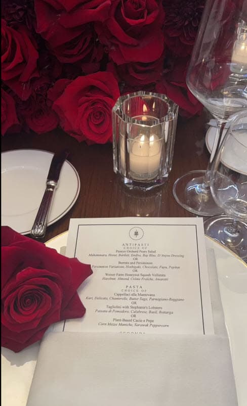 "
<b><a href="https://www.univision.com/famosos/travis-barker-tatuaje-kourtney-kardashian-ex-shanna-moakler-borra-nombre" target="_blank">Kourtney es la más feliz</a></b>. Travis la adora y la trata tan bien. Es muy diferente a sus otras relaciones y todo es positivo".
<br>