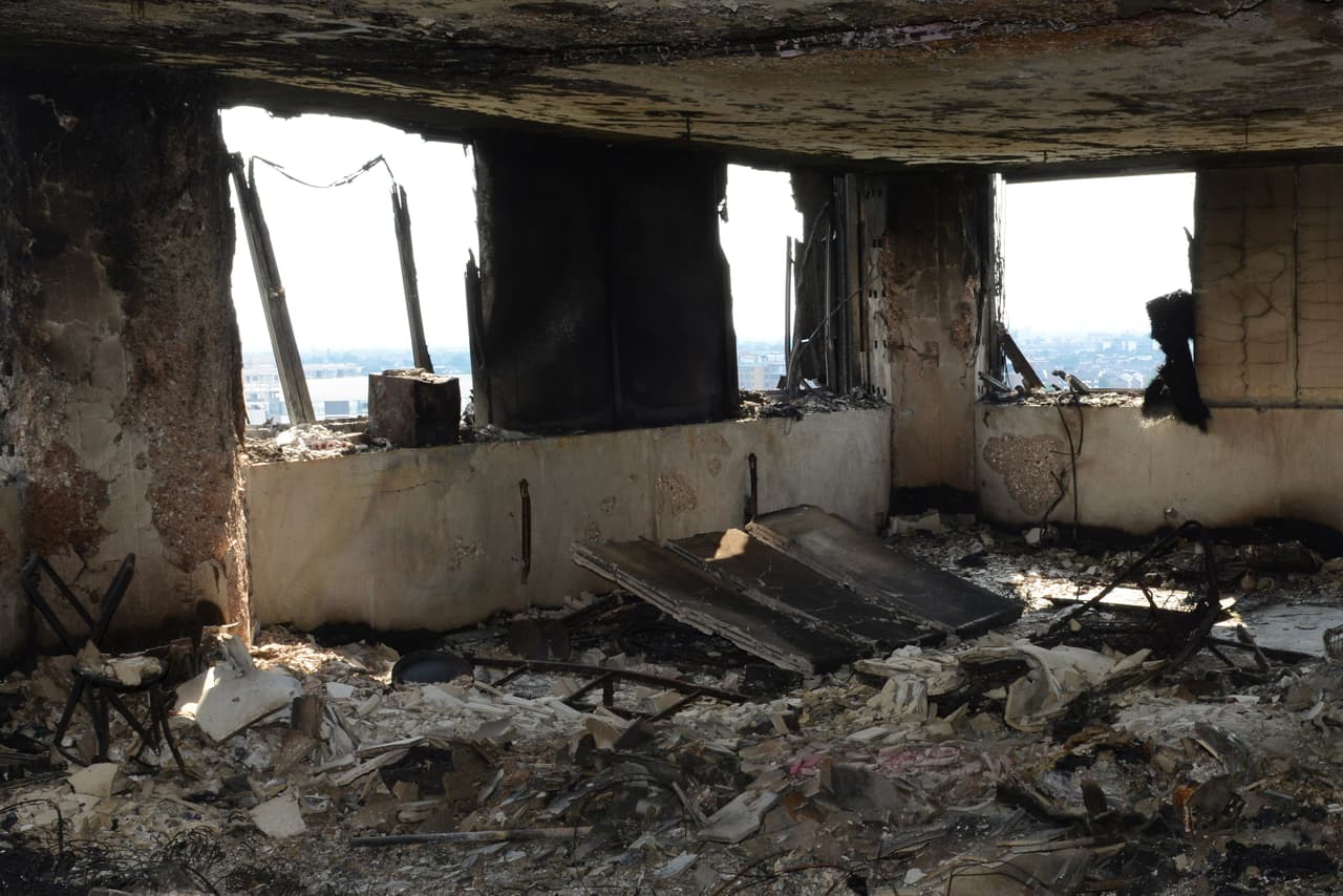 Las primeras investigaciones han arrojado que un revestimiento sobre toda la fachada del bloque de viviendas pudo haber aumentado la inflamabilidad y que por eso la rapidez de expansión de las llamas, incluso al interior de la estructura.