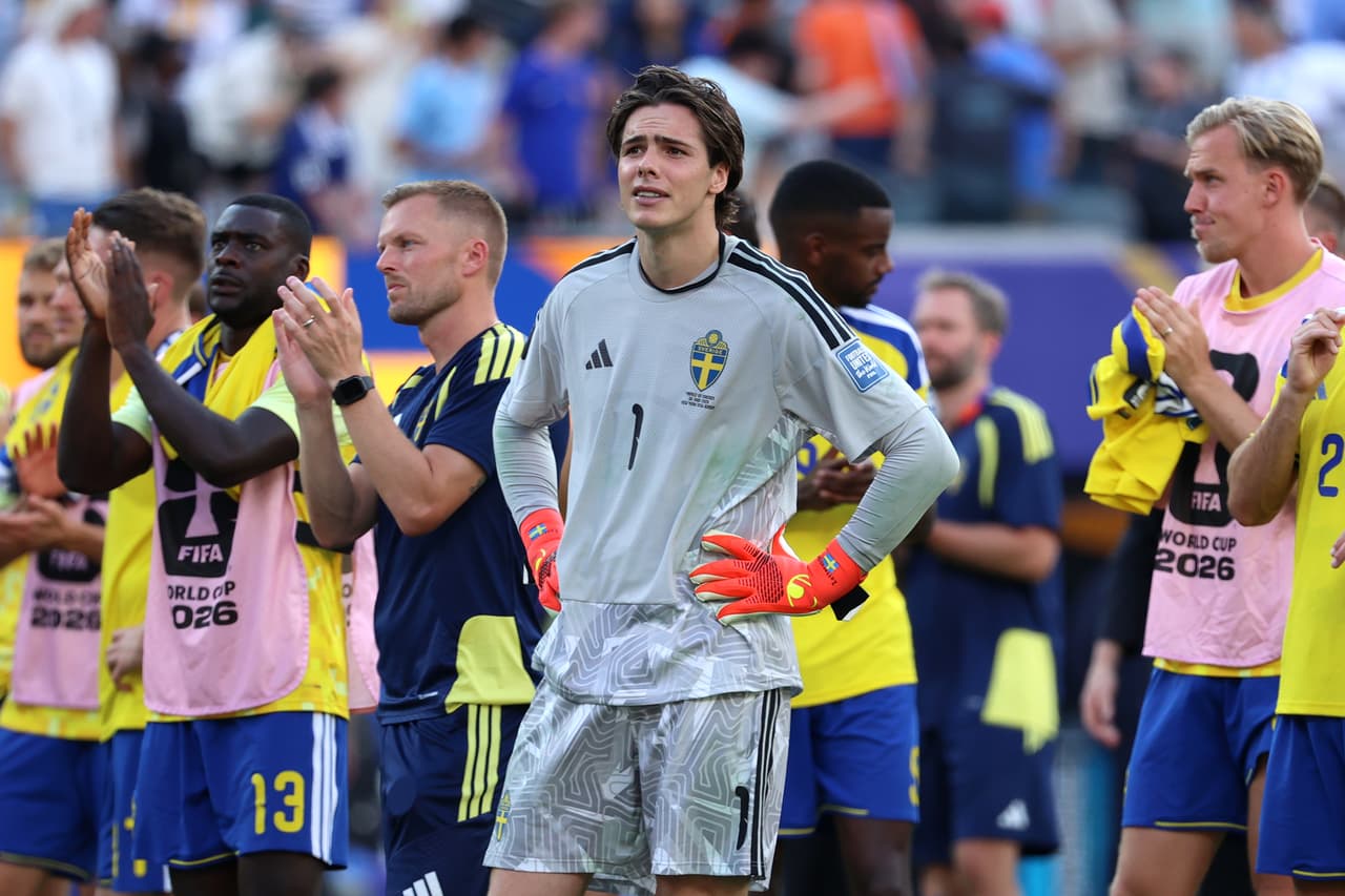 El portero de Suecia, Jacob Widell Zetterstrom (1), reacciona junto a sus compañeros tras el partido de dieciseisavos de final de la Copa del Mundo entre Francia y Suecia en East Rutherford, Nueva Jersey, cerca de Nueva York, el martes 30 de junio de 2026.