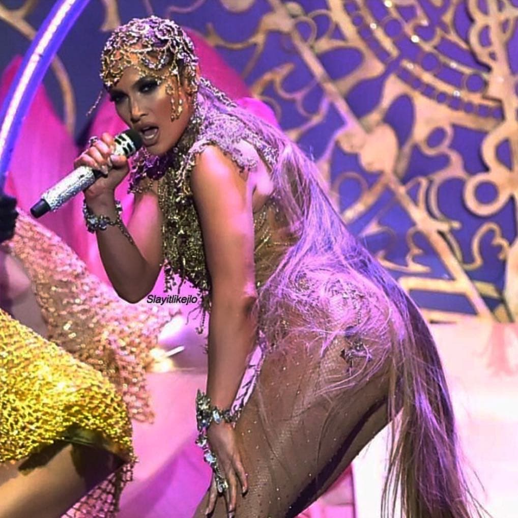 Sus fans han interpretado la letra de la canción como un mensaje directo a su novio A-Rod, pues la neoyorquina repite una y otra vez la frase de: “…¿y el anillo pa’ cuándo?”.