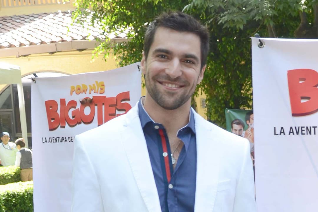 No obstante, al igual que Palacios, no lo hemos visto interpretar a un personaje musical o cantar.