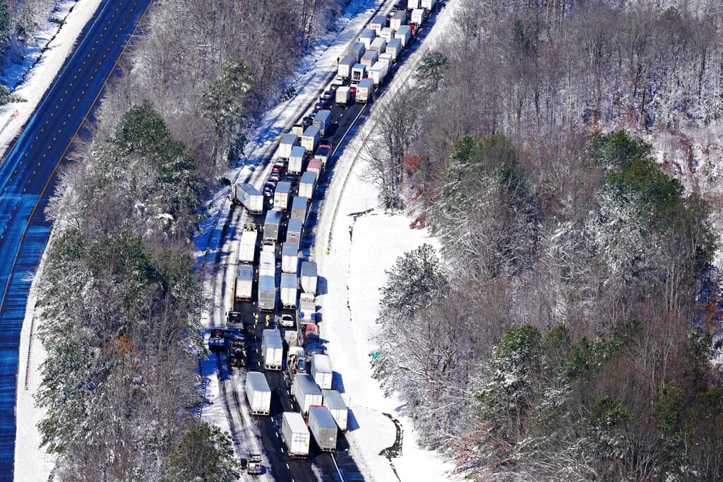Los conductores esperan a que se despeje el tráfico mientras los automóviles y camiones quedan varados en secciones de la Interestatal 95 el martes 4 de enero de 2022 en Carmel Church, Virginia.
