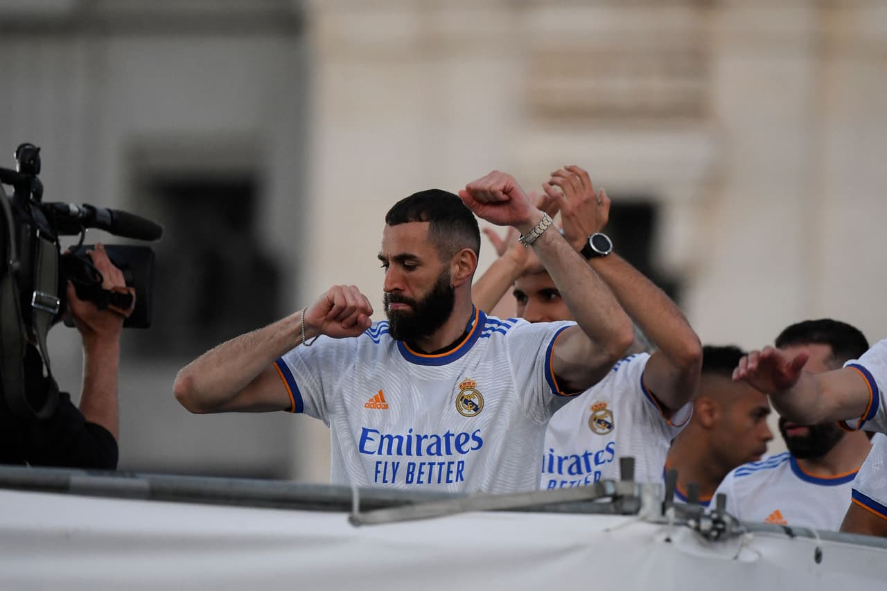 Miles de fanáticos del Real Madrid inundaron las calles de la capital española para festejar en grande el título 14 de la Champions League y el título 36 de LaLiga en un doblete histórico para la afición merengue que se coronó en Cibeles y en el Santiago Bernabéu.