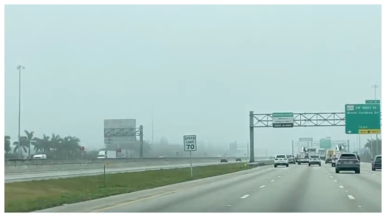 En Miramar ha disminuido la visión en la autopista debido a la abundante neblina.