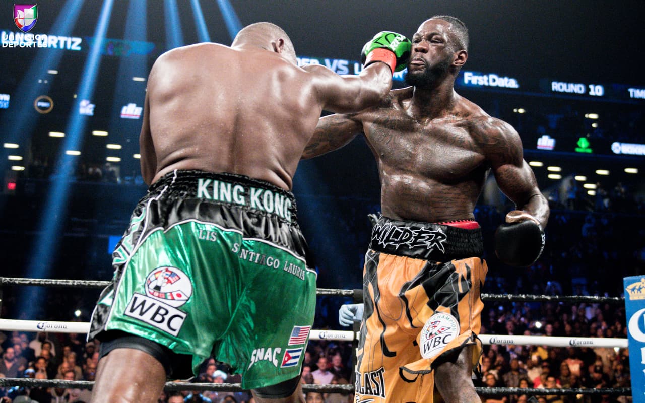 La pelea estelar en el Barclays Center de Brooklyn, una de las más esperadas en la categoría de los pesos completos, sobrepasó las expectativas de los aficionados. Luis Ortiz (28-1, 24 KOs) le complció la noche a Deontay Wilder (40-0, 39 KOs), pero el campeón sacó a relucir en el décimo round el poder que tiene en los nudillos para mandar al cubano a la lona en dos ocasiones y sellar la victoria.