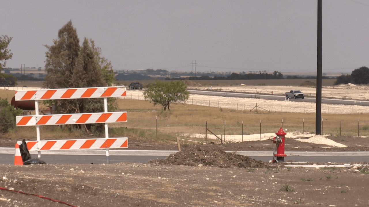 Un portavoz de la ciudad, Nick Spinetto, indicó que ambos trabajadores eran jóvenes en sus 20 años.