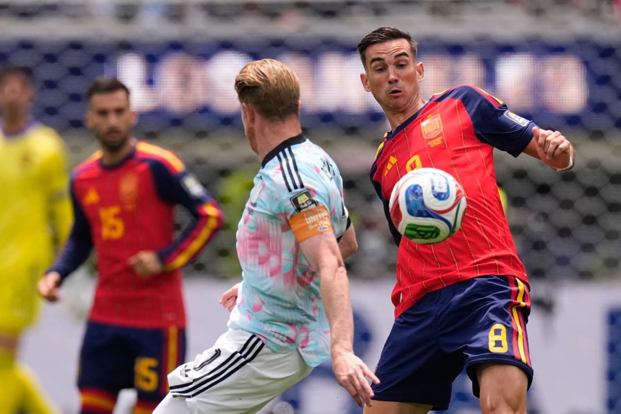 Fabián Ruiz compite con Zeno Debast por el balón.
