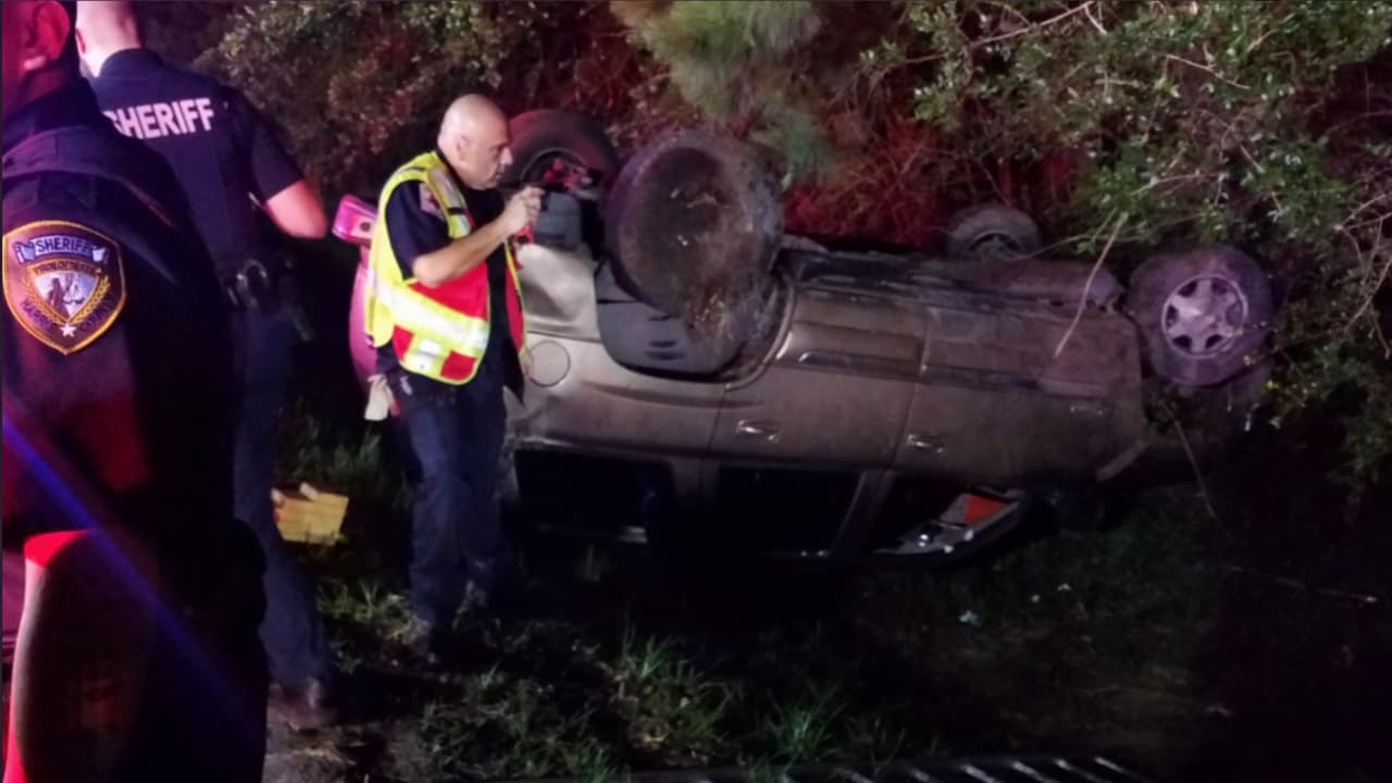 <b>Accidente aparatoso</b>: Un automóvil se volcó en la carretera Will Clayton Pkwy, al noreste de Houston, y su conductora salió expulsada. Cuando los oficiales del sheriff del condado Harris y el personal de emergencias de Atascocita llegaron a la escena encontraron a la mujer tirada en un pantano. Se le administraron los primeros auxilios a la víctima y se espea que se recupere de sus lesiones.