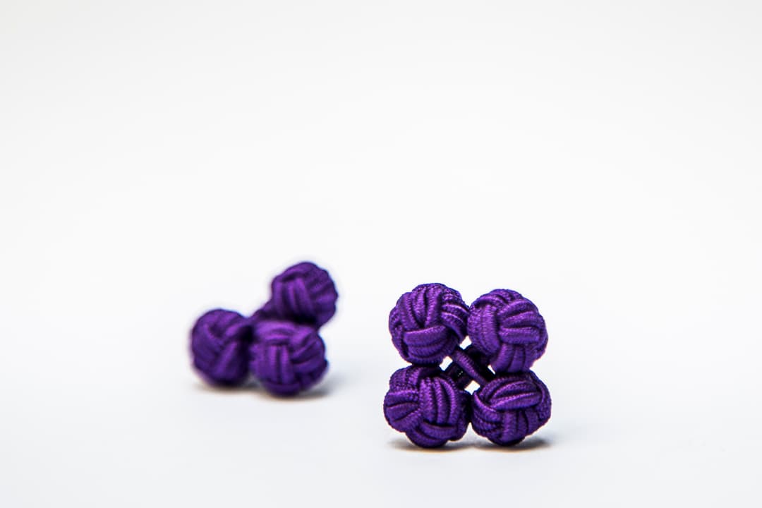 Pink. Algunos dicen que son sólo para salir del paso, pero las mancuernillas de hilos, sobre todo con las tres cabezas robustas de Thomas Pink, son un detalle de distinción divertido e informal. De venta en tiendas Thomas Pink.