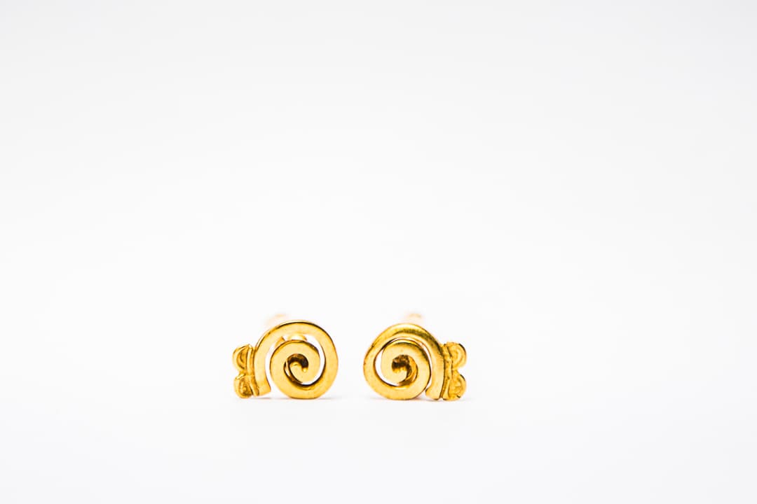 Museo del Oro. En oro de 18 kilates, estas joyitas son exclusivas del Museo del Oro de Bogotá, la capital colombiana. Abrazan bien las camisas blancas.