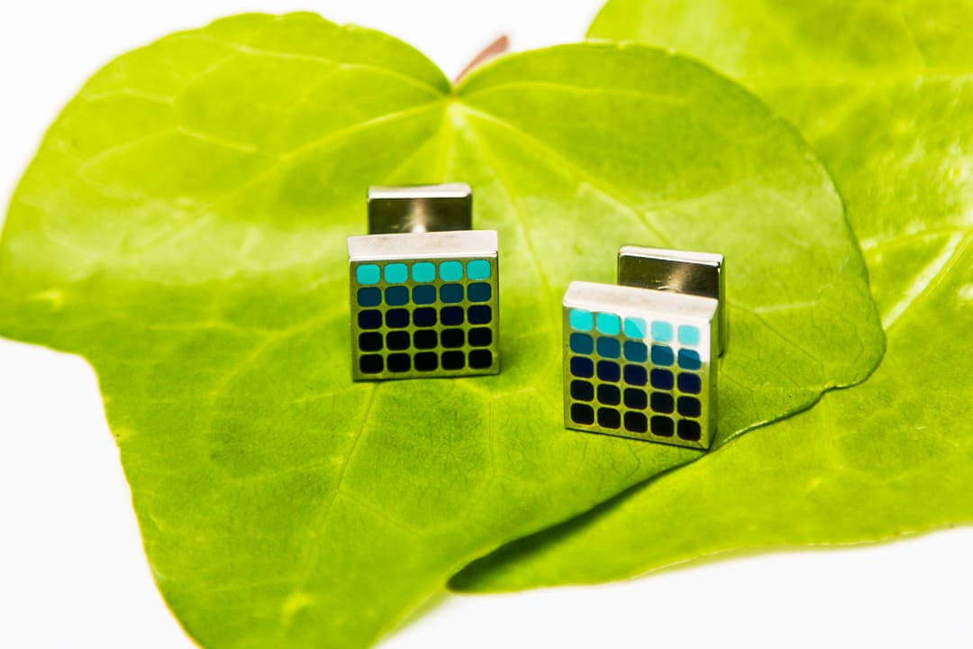 Carolina Herrera. Cuente los cuadros o puntos de color: son 25 razones para darle un lift maravilloso al atuendo. De venta en tiendas Carolina Herrera.