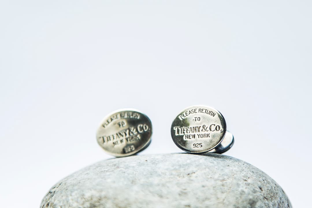 Tiffany&Co. Esta marca, codiciada por su cajita azul, es el clásico de clásicos. Este par es en plata 925 y en el mensaje lleva la idea: Please return toTiffany&Co. De venta en estas boutiques.