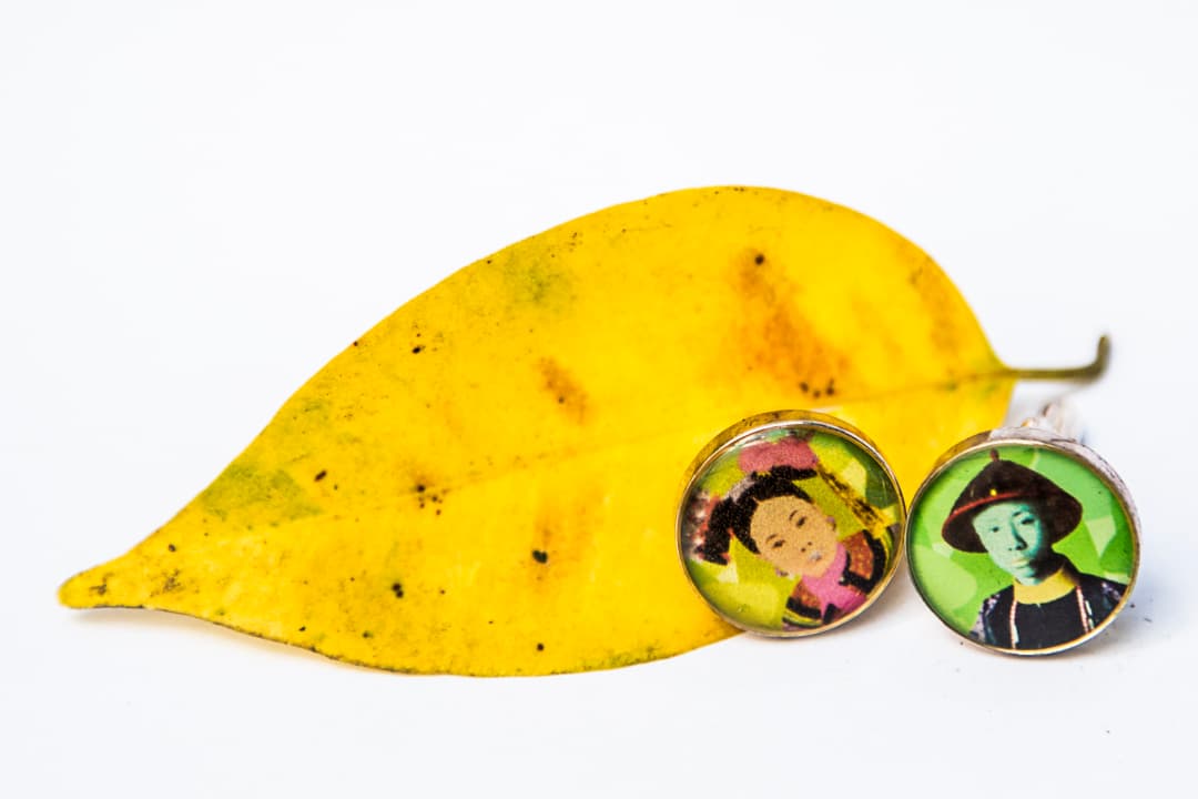 Shanghai Tang. ¿Por qué no el último emperador de China y su esposa en los puños de una camisa a rayas o cuadros? Sublime expresión de esta marca china. De venta en tiendas Shanghai Tang.