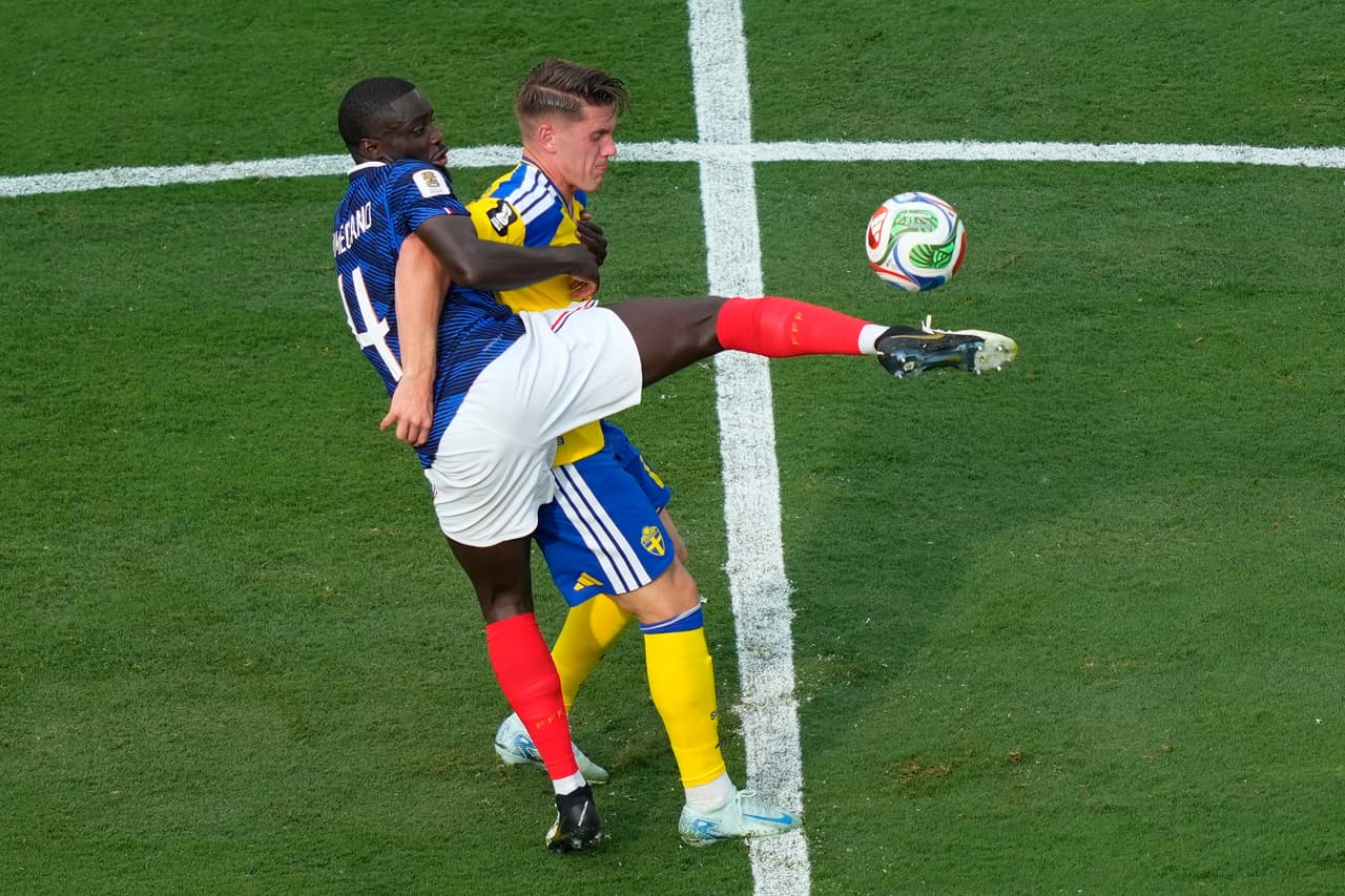 El francés Dayot Upamecano (4) y el sueco Viktor Gyokeres (17) luchan por el balón durante el partido de dieciseisavos de final de la Copa del Mundo entre Francia y Suecia en East Rutherford, Nueva Jersey, cerca de Nueva York, el martes 30 de junio de 2026.