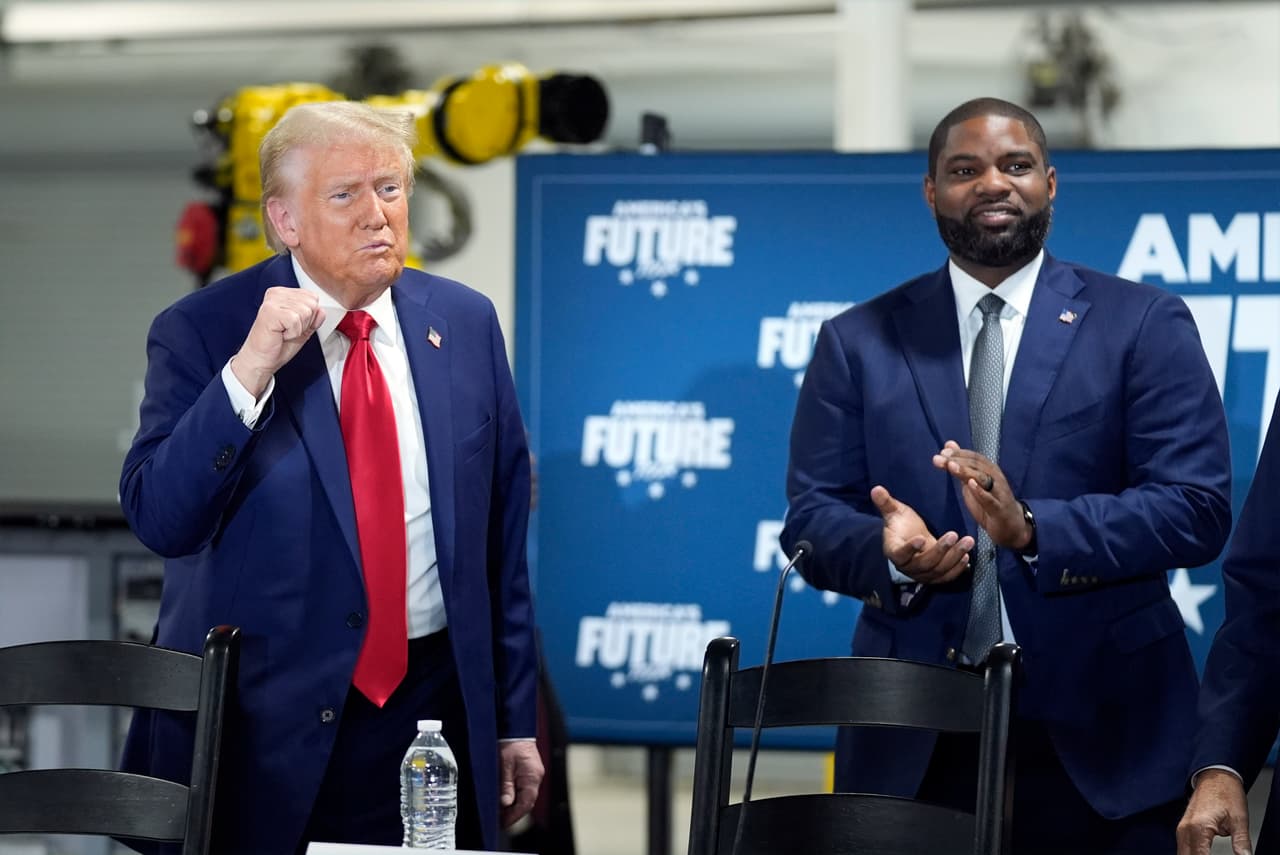 Byron Donalds baja referencias a Trump en el sitio web de su campaña por la gobernación de Florida
