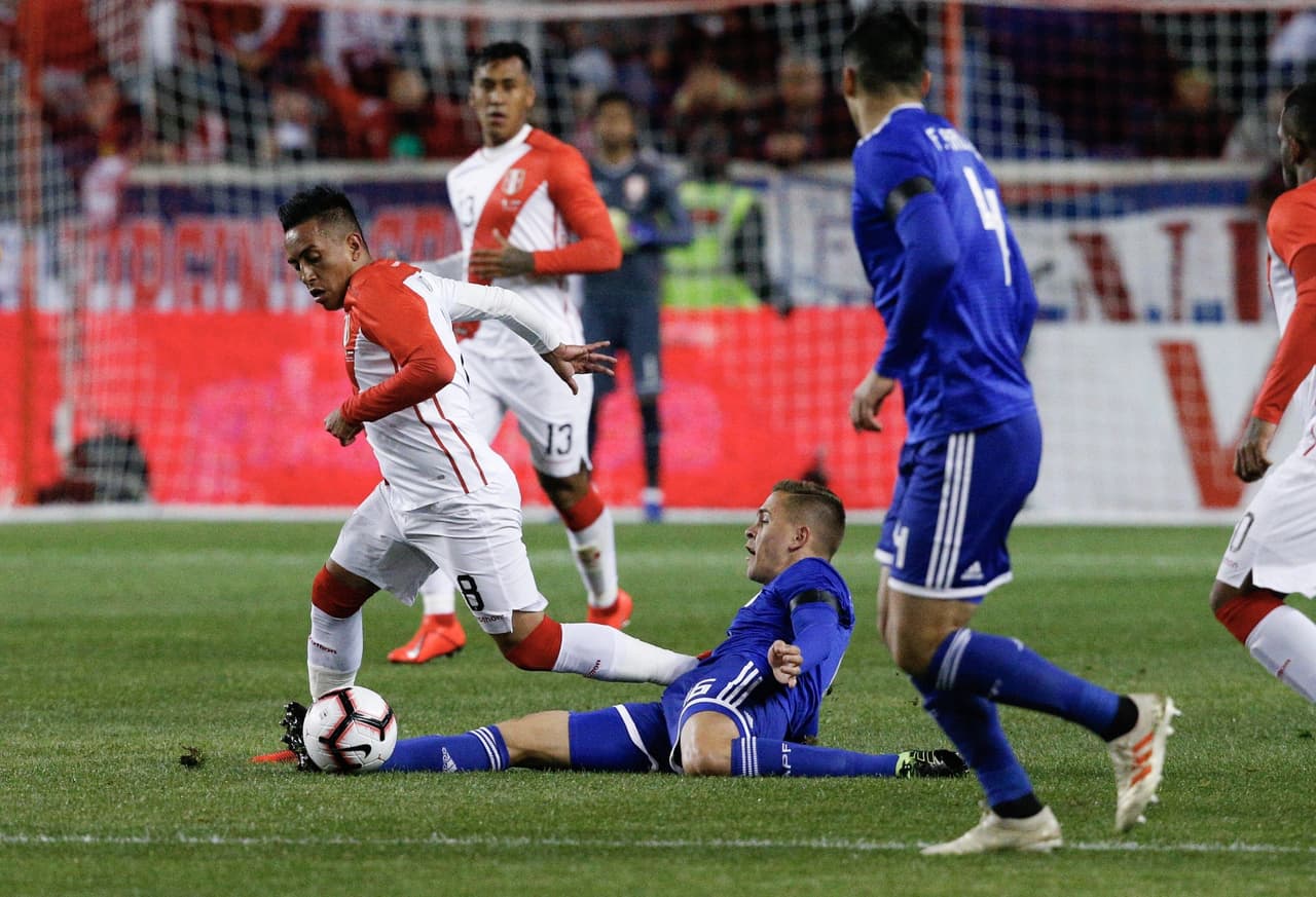 Christian Cueva (izquierda) siguió buscando la portería rival, encontrando la marca paraguaya que le impidió anotar otro gol.