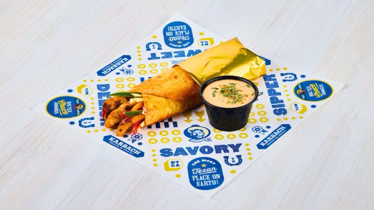 <h3 class="cms-H3-H3">Golden Crunch Melt </h3>Tony y Terry Bednar parten de
<b>una tortilla cubierta con mantequilla sazonada y cocinada hasta quedar tostada. </b>
<br>
<b>El relleno combina pollo estilo pastor,</b> pimientos asados, cebolla caramelizada, mayonesa de chipotle y una mezcla de tres quesos.
<br>Para reforzar la textura, agregan
<b>tiras crujientes de papa dentro de la tortilla. </b>
<br>El plato se completa
<b>con crema de chipotle.</b>