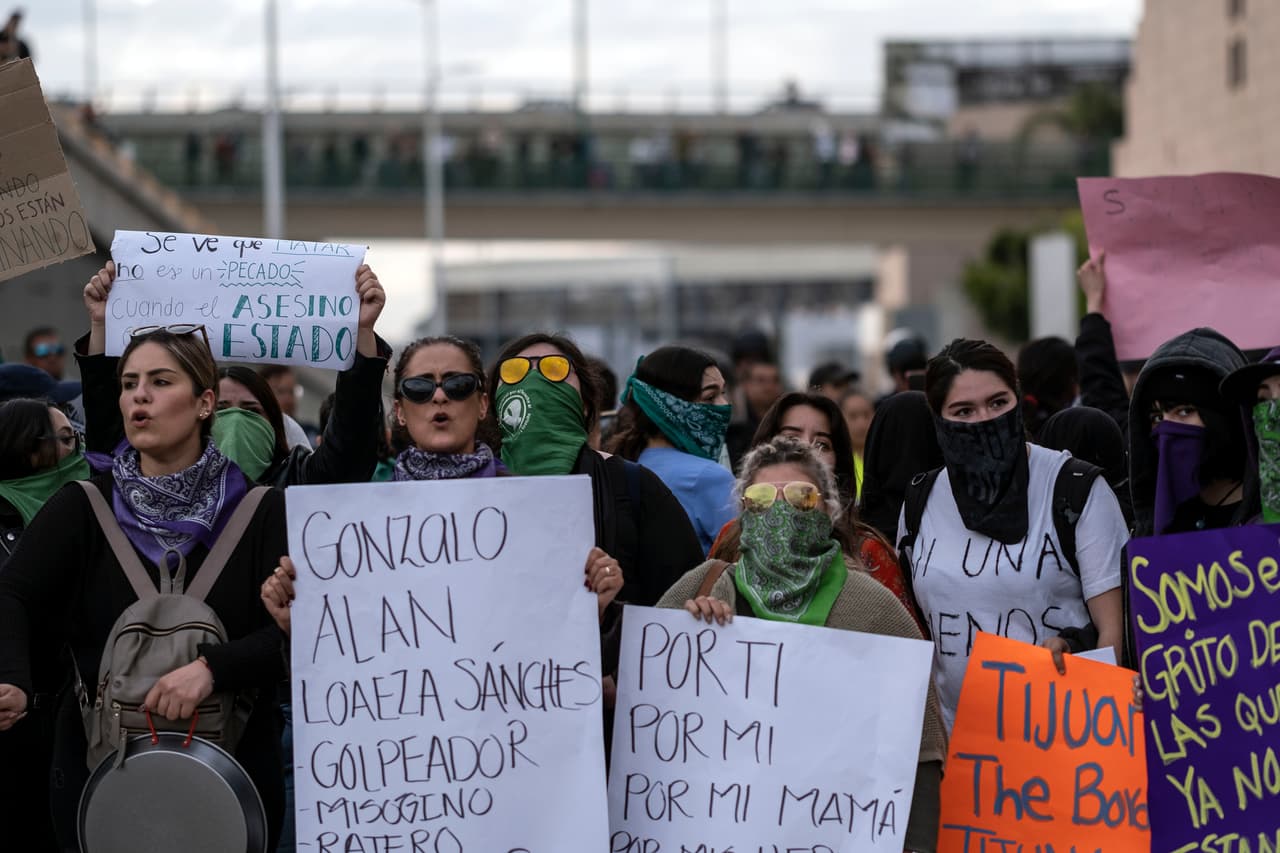 <h3 class="cms-H3-H3">1. Tijuana, Baja California</h3>
<br>
<b>(749 homicidios dolosos)</b>
<br>
<br>En imagen, mujeres
<b>protestan contra la violencia de género</b> en el puerto de entrada de El Chaparral en la frontera entre Estados Unidos y México, en Tijuana, Baja California.