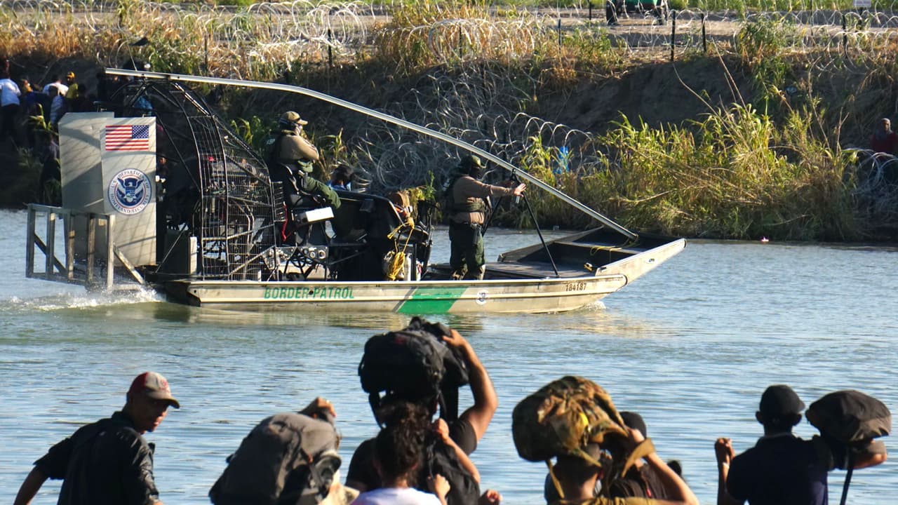“La Ciudad de Eagle Pass está comprometida con la seguridad y el bienestar de nuestros ciudadanos locales. La declaración de emergencia nos concede la habilidad de solicitar recursos financieros para proveer de servicios adicionales causados por el flujo de inmigrantes indocumentados”, dijo a través de un comunicado el Alcalde Salinas.