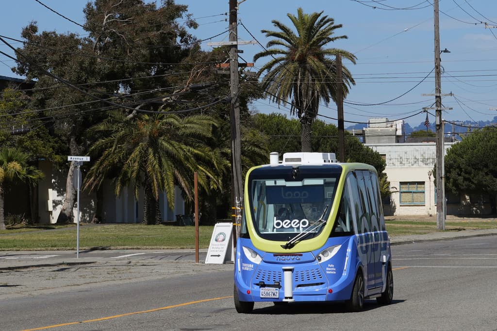 El vehículo totalmente eléctrico, que no tiene asiento de conductor ni volante, está equipado con un asistente que puede conducir el autobús con un controlador de mano si es necesario. San Francisco es una de las ciudades de todo el mundo que están probando la seguridad y el potencial de la tecnología de conducción autónoma para transformar el transporte público.