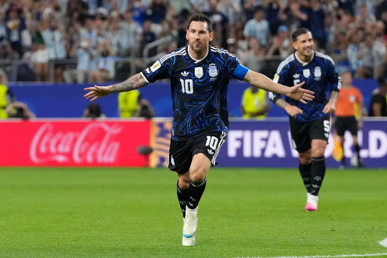 Minuto 80 del partido: Lionel Messi anota el tercer gol para Argentina.