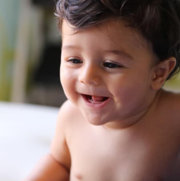 Esas mejillas regordetas y sus preciosos ojazos, simplemento nos derriten de amor.