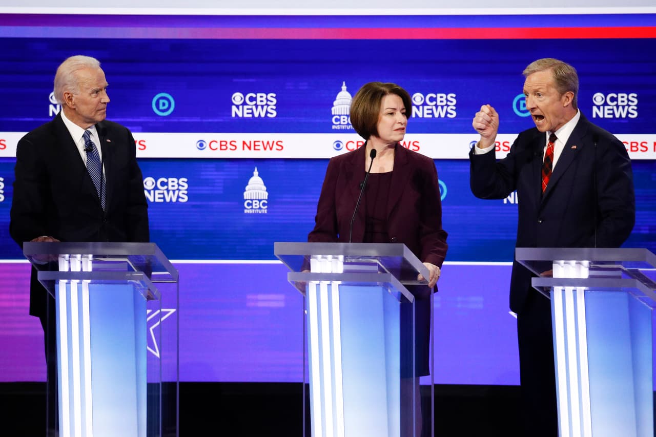 La moderadora preguntó a la senadora
<a href="https://www.univision.com/temas/amy-klobuchar">Amy Klobuchar</a> que si se reuniría con el líder norcoreano Kim Jong Un en caso de ser presidenta. "Me reuniría con él, pero lo haría con nuestros aliados", dijo la precandidata al criticar que Trump esté dando espacio a Kim Jong Un para continuar con el avance de su programa nuclear. Biden fue más tajante al asegurar que Estados Unidos "no negocia con dictadores (...) Trump le dio legitimidad a este dictador".