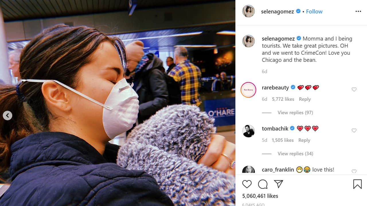 Otra estrella que recurrió al tapabocas como forma de protección fue la cantante
<b><a href="https://www.univision.com/famosos/selena-gomez-tuvo-que-dejar-fuera-de-su-disco-el-tema-boyfriend-uno-de-sus-favoritos-fotos" target="_blank">Selena Gómez</a></b>, quien publicó
<b><a href="https://www.instagram.com/p/B8_yNV0DZAj/" target="_blank">esta foto </a></b>el pasado 26 de febrero en Instagram.
<br>