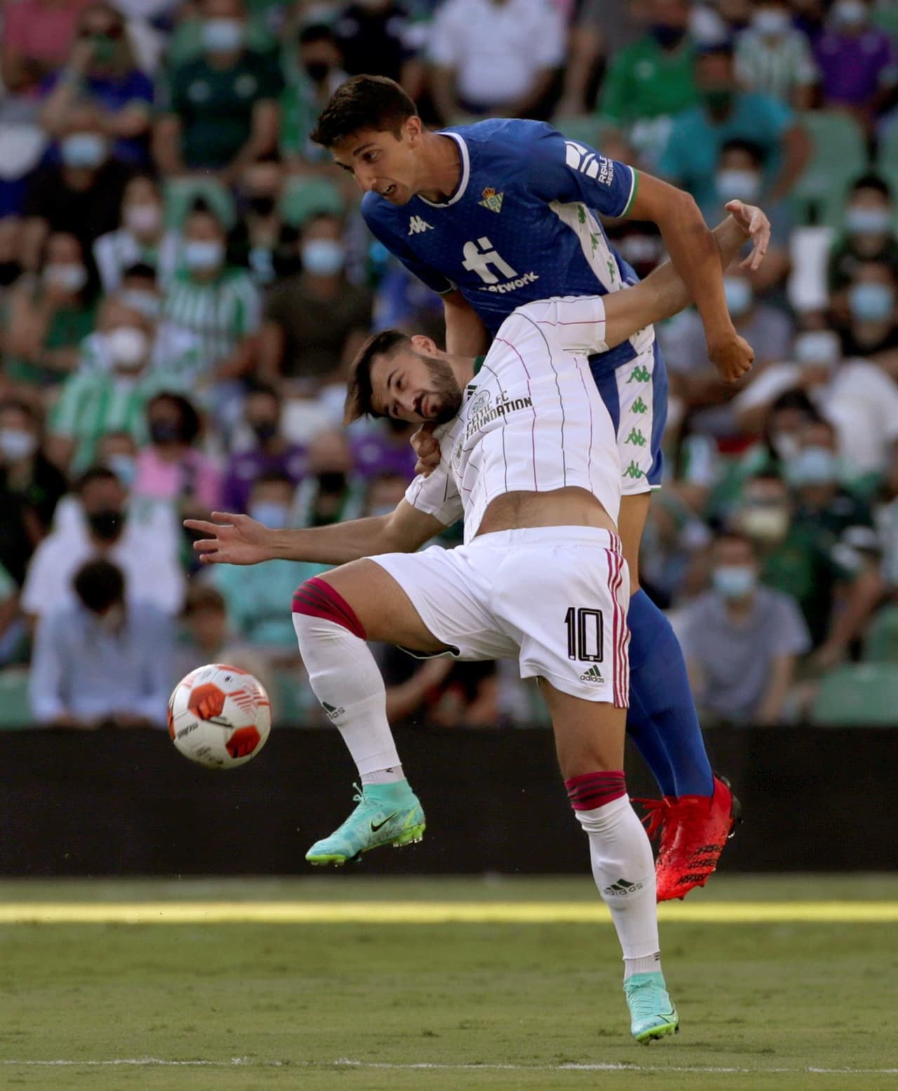 El Real Betis remonta y gana el partido ante el Celtic 4-3, enla primera jornada de la fase de grupos de la Liga Europa que se llevó a cabo en el Benito Villamarín de Sevilla. Albian Ajeti (13') y Josic Juranovic (27') ponían arriba al equipo visitante, pero los béticos reaccionaron y fueron Juan Miranda, Juanmi Jimenez con doblete y Borja Iglesias quienes le dieron la victoria al local. Tony Ralston le dio el tercero al 87'.