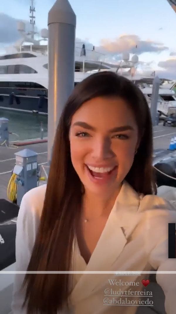 Por allá, Marc Anthony, Nadia Ferreira y su madre han paseado en yate.