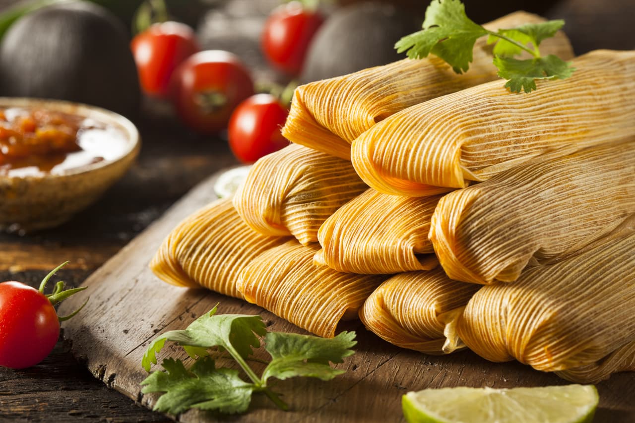 Tamales de camarón en salsa verde