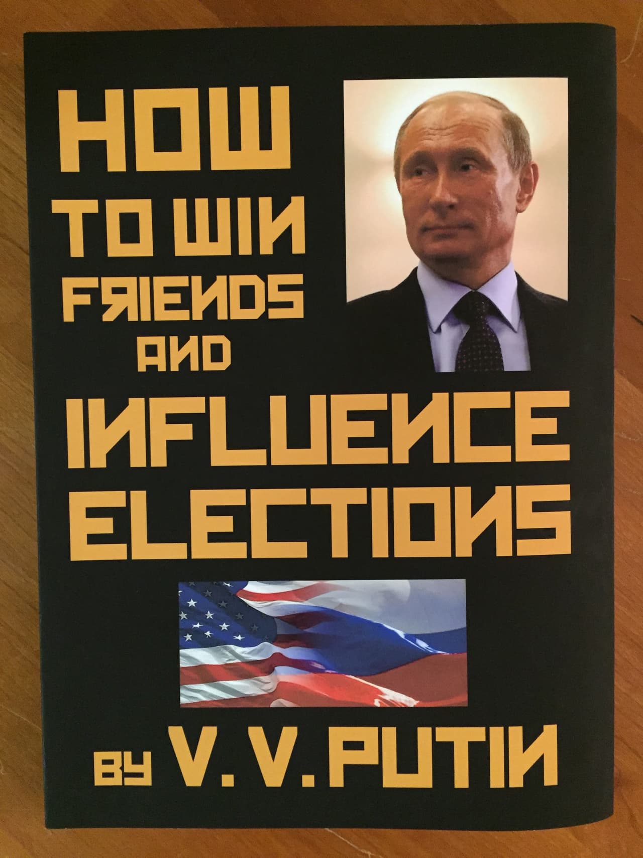 <b>'Cómo ganar amigos e influir elecciones'</b>, por
<b>Vladimir Putin</b>. Después de todas las noticias de la intervención rusa en la elecciones no hay mucho que explicar.