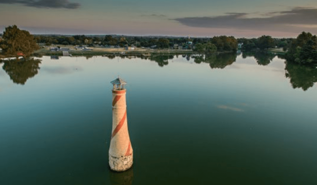 Lago Woodlawn | El lago de 80 acres fue creado en 1889 por los desarrolladores que buscaban mejorar el atractivo del área, y hoy, la ruta de senderismo que recorre el lago es más popular que nunca entre los deportistas que buscan un poco de aire fresco mientras se ejercitan.