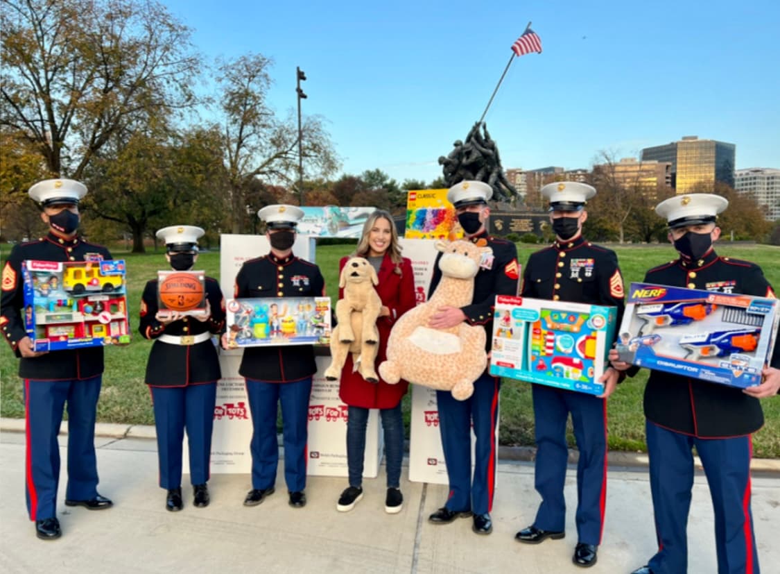 <b>Trends Auto Body </b>
<br>Día: Domingo 18 de diciembre.
<br>Hora: 11 a las 3 hrs.
<br>Dirección: 3111 Edison Hwy, Bakersfield, CA.
<br>
<br>Los organizadores piden a todos aquellos que no hayan entregado sus juguetes sin envolver que lo hagan ese día.
<br>