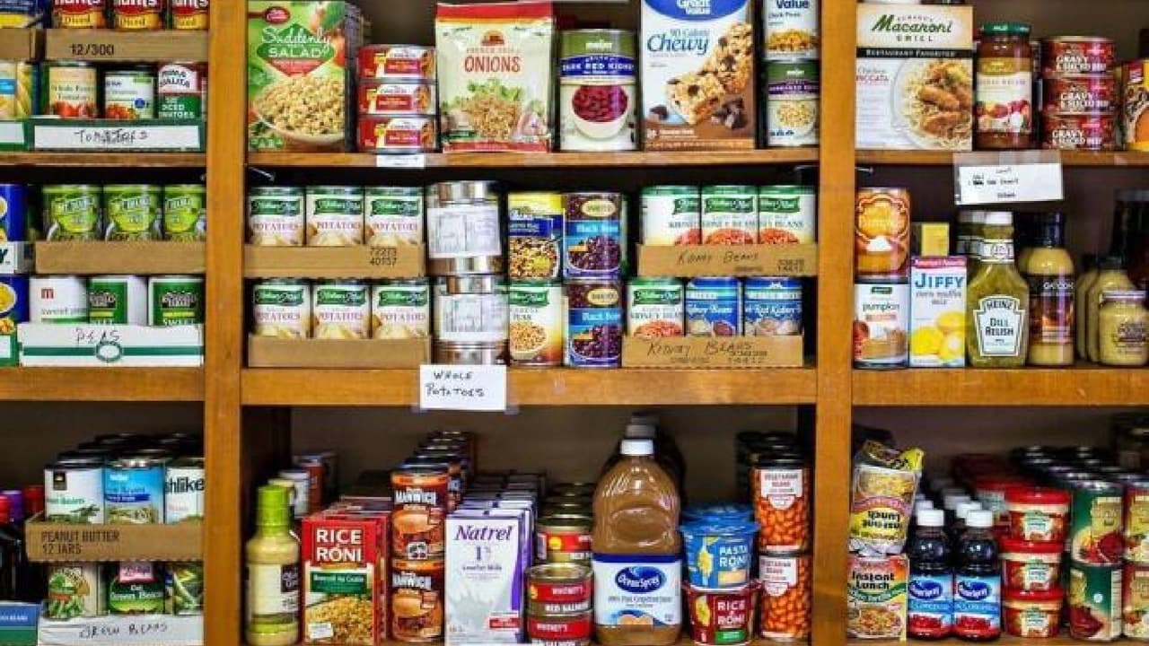 <b>Almacena agua y alimentos</b>
<br>Mantén en tu despensa agua embotellada y alimentos no perecederos o enlatados para al menos dos semanas. Se recomienda 1 galón de agua por día para cada persona. Nunca cocines al interior.