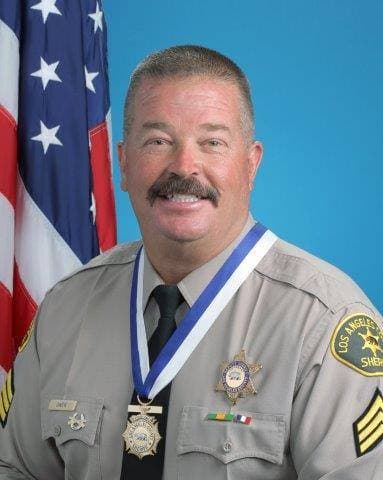 El sargento fallecido, Steve Owen, tenía 53 años y era oficial de LASD desde 1992.