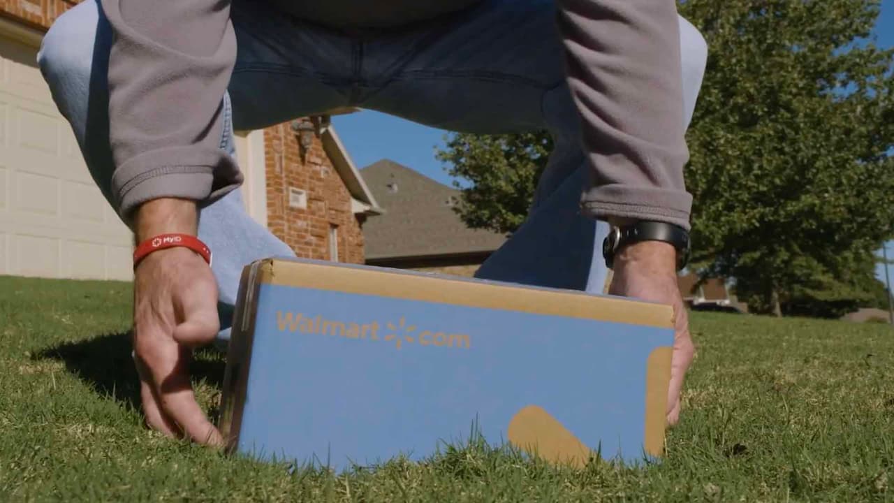 Por una tarifa de envío de $3.99, los clientes pueden pedir artículos por un total de hasta 10 libras, así que simplemente, si cabe bien en el dron, vuela.