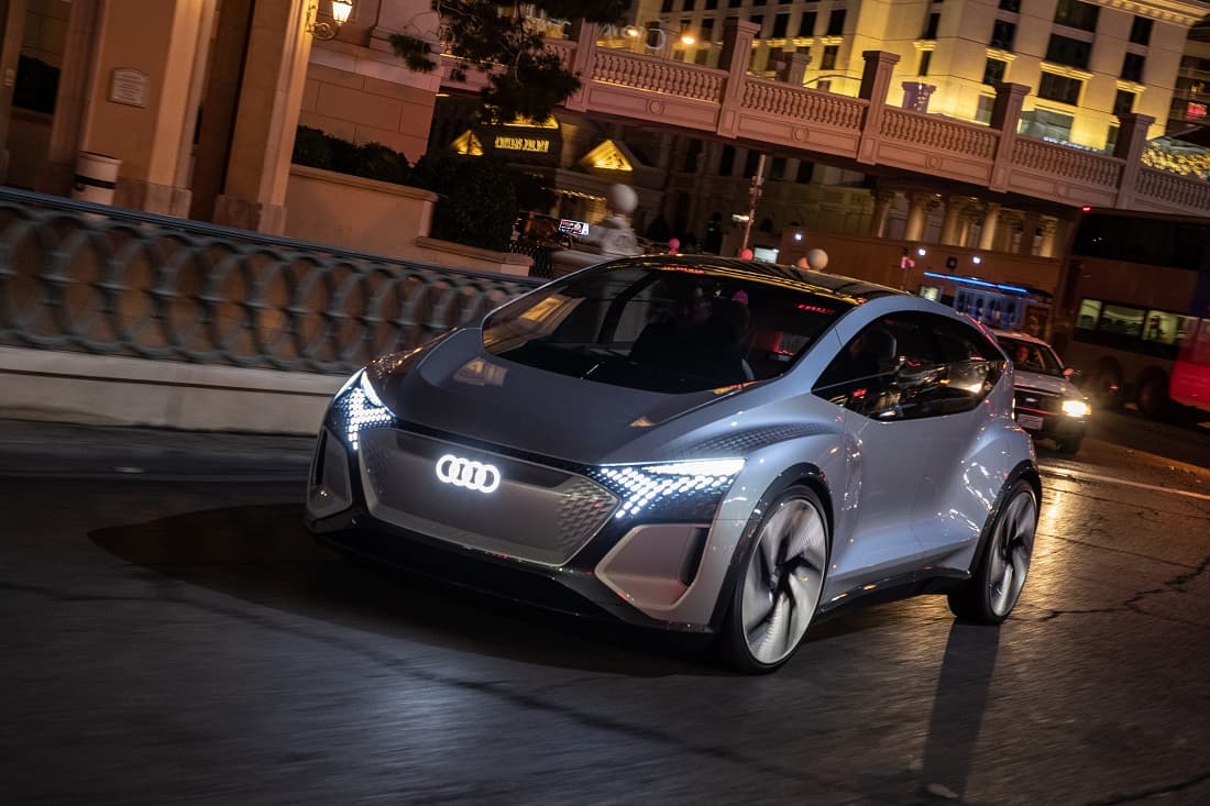 <b>Audi AI:ME</b>
<br>
<br>El Audi AI:ME es un concepto futurista enfocado en la movilidad urbana. Se trata de un carro de pequeñas proporciones, con la opción de rodar de manera autónoma y repleto luces exteriores para comunicarse mejor con el mundo exterior.
<br>
<br>Tal como lo indica su nombre, la inteligencia artificial juega un gran papel. De hecho, es capaz de almacenar hasta 400 configuraciones individuales del conductor y demás ocupantes, incluyendo las preferencias más habituales del sistema de información, entretenimiento y navegación.