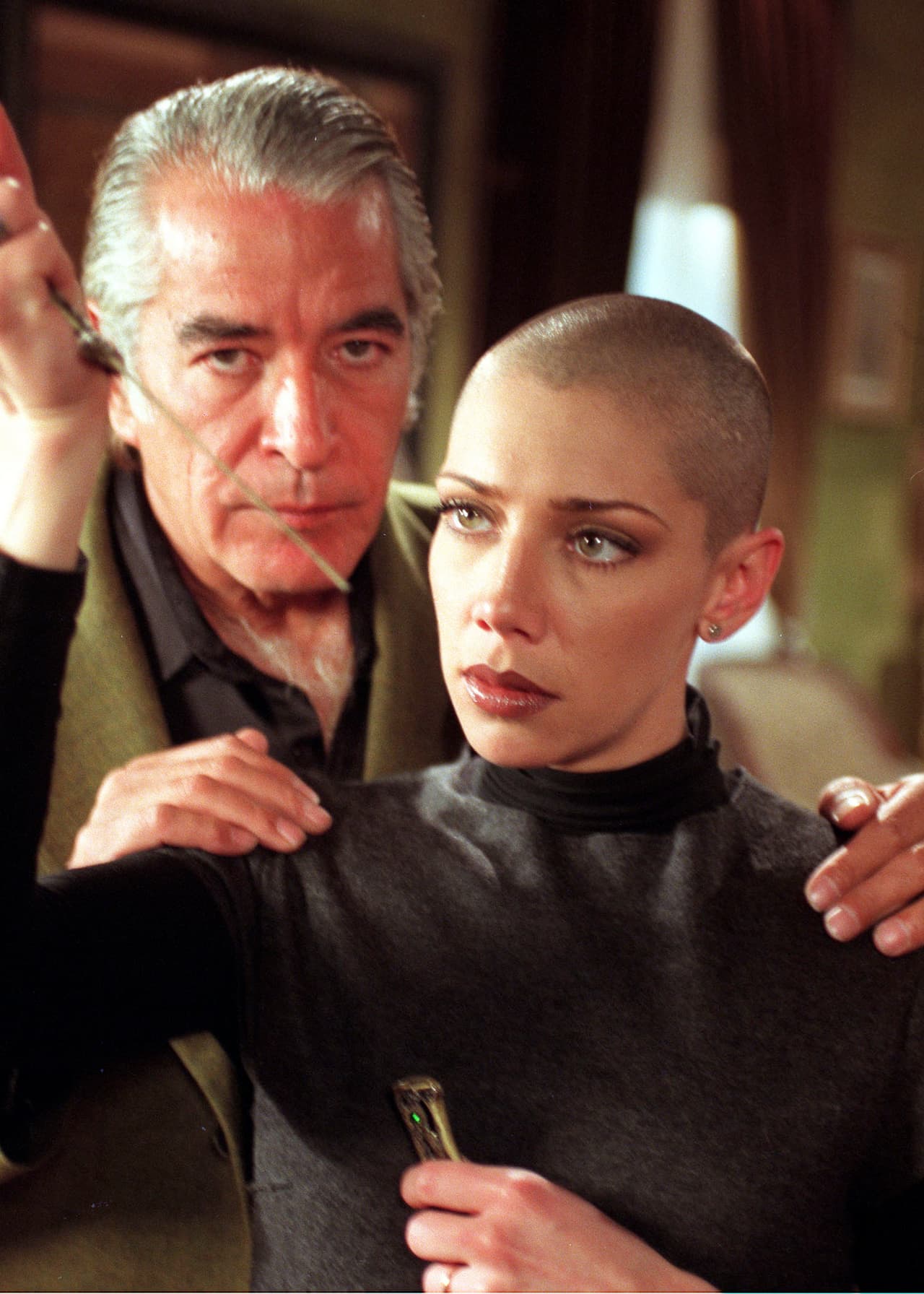 Una de las escenas más recordadas en esa historia es
<b><a href="https://www.univision.com/entretenimiento/celebridades/cynthia-klitbo-la-actriz-que-enloquecio-se-rapo-y-se-convirtio-en-una-de-las-mejores-villanas-de-telenovela-fotos" target="_blank">cuando se rapa la cabeza</a></b> en uno de los puentes de París.
<br>