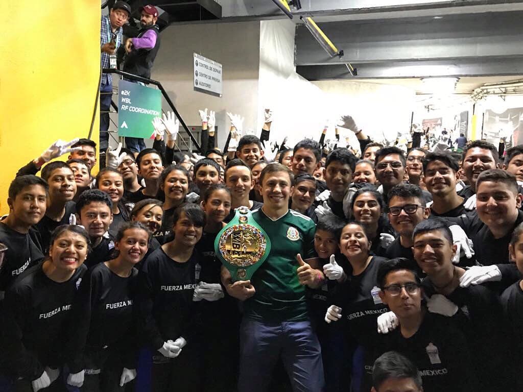 Disfruta de la música, comida y Selección mexicana, y hasta se puso la camiseta del Tri en el estadio Azteca.