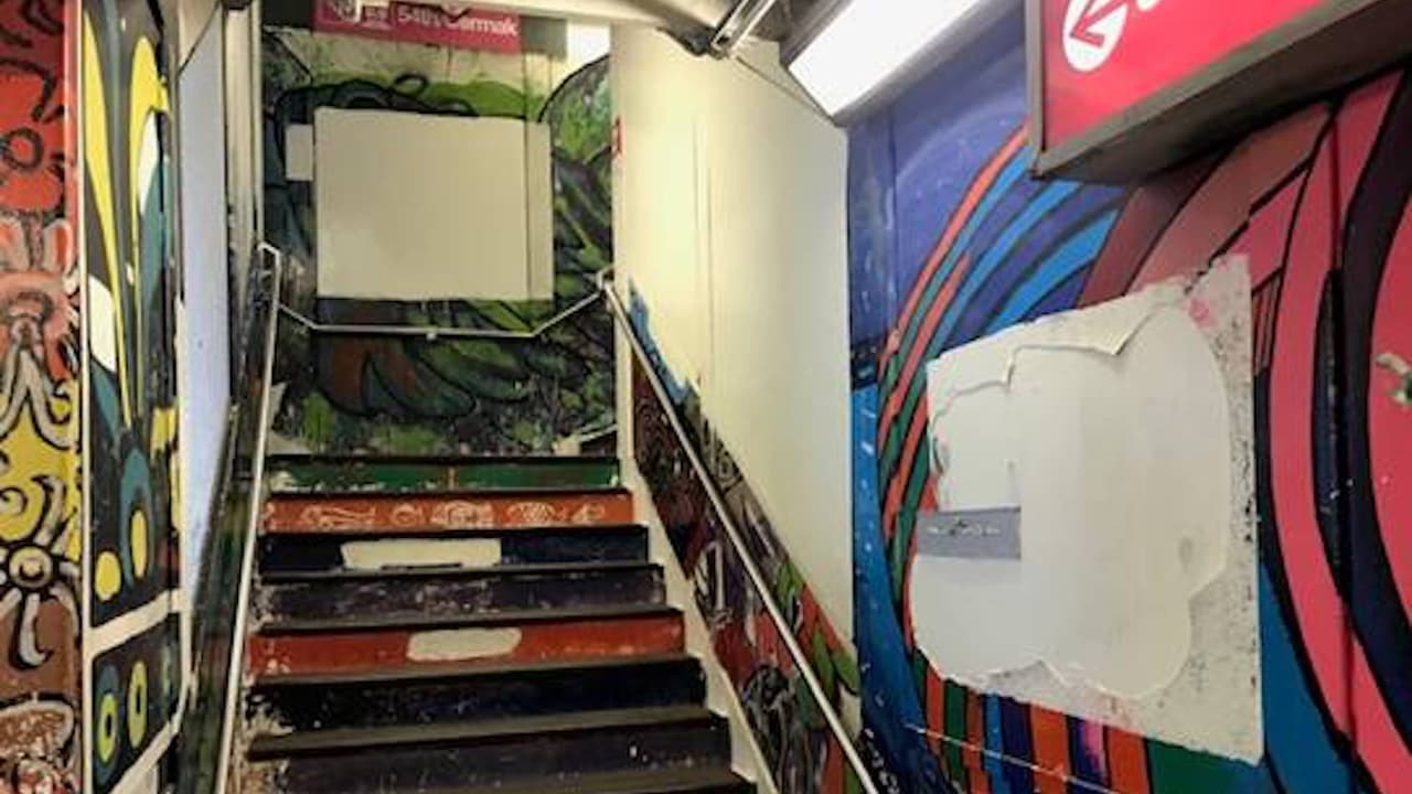 Murales blanqueados en estación de Pilsen.