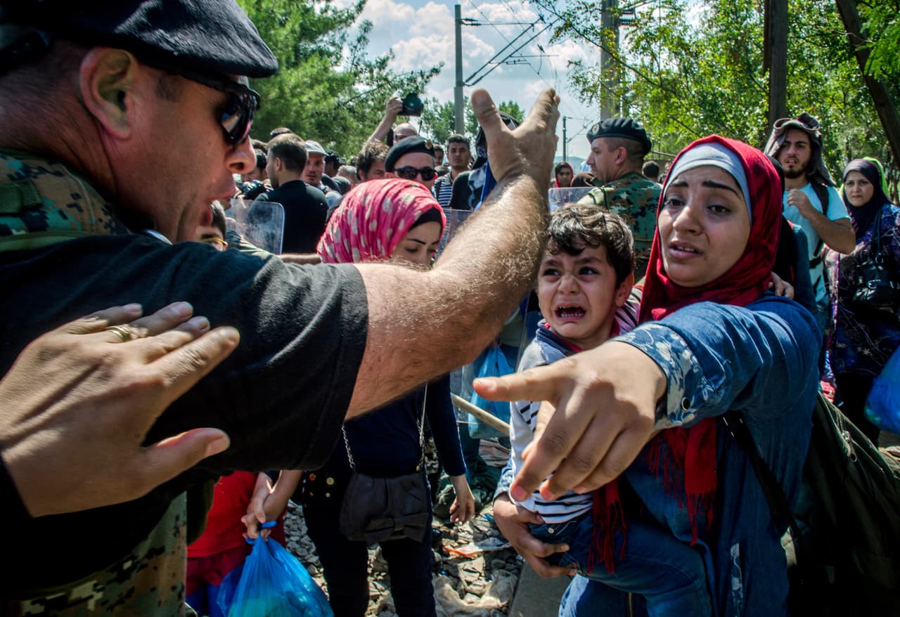 <b>Capítulo 3. “Somos personas, no somos animales”.</b> Los últimos kilómetros para llegar a la frontera de Grecia con Macedonia son recorridos a pie. Las vías del tren aseguran la dirección correcta. Un piquete militar los interrumpe. No hay paso. El grupo se sienta, duerme y espera junto a la basura acumulada de varios días. Los niños asustados y sedientos ven a los funcionarios implacables organizar pequeños grupos para continuar hasta la estación y tomar un tren que llegará hasta Serbia, atestado de familias que intentan no dispersarse. “Mantener junta a la familia es la prioridad absoluta, muchas veces casi misión imposible para los padres y madres. Si se pierden no saben si se podrán volver a encontrar en un camino del que no saben ni adónde va”, describe en la crónica Javier Bauluz
<b><a href="http://huelladigital.univisionnoticias.com/crisis-refugiados-javier-bauluz/capitulo-3/">(VER ESPECIAL COMPLETO).</a></b>