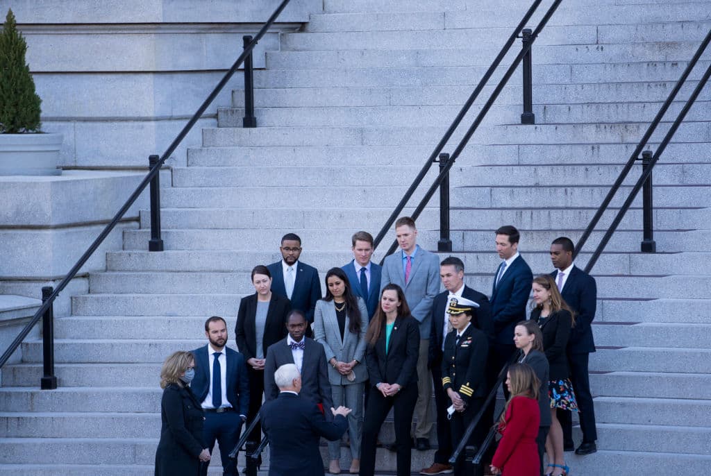 El vicepresidente Mike Pence conversa con su equipo el 19 de enero del 2021 en la Casa Blanca.