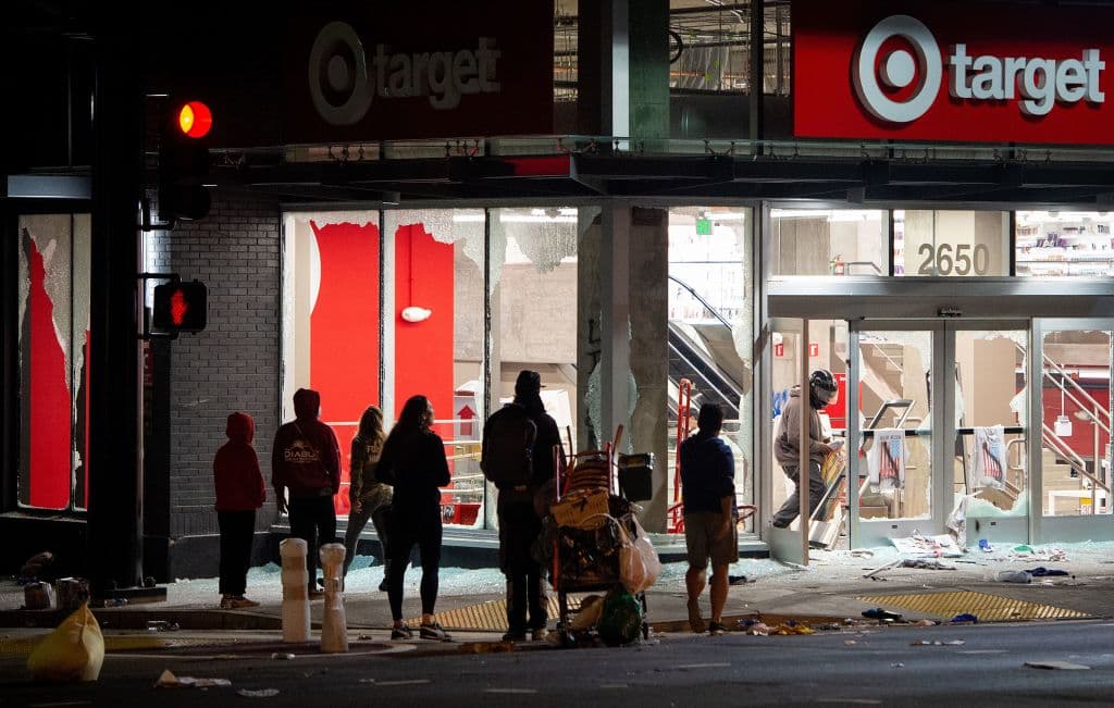 Una tienda de Target siendo saqueada en Oakland, California la madrugada del sábado.